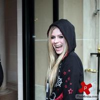 Avril Lavigne is all smiles as she leaves her Paris hotel photos | Picture 77872